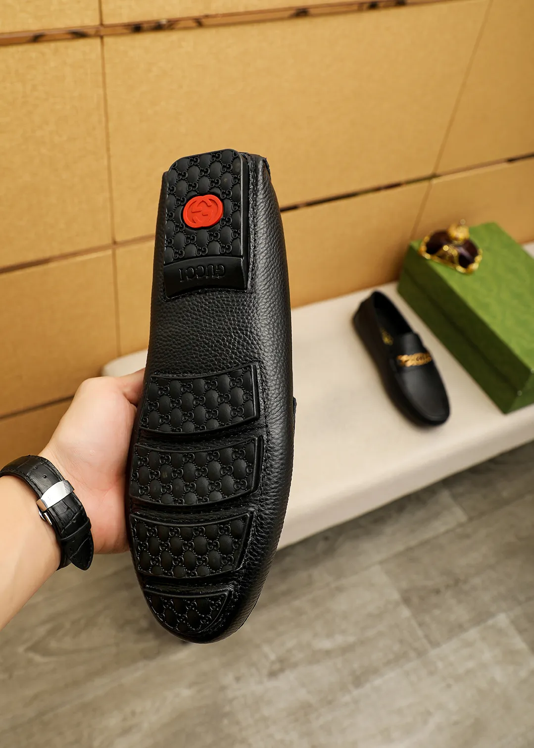 Men's shoes 💰420 💐 Product trademark: GUCCI "Gucci" Doudou shoes Regular size: 38-44 (45🉑️customized) Product materials: Selected imported first-layer pebbled cowhide leather upper + luxury hardware buckle, imported sheep 🐑 leather lining. Strong three-dimensional visual effect, original outsole color: 2 colors available